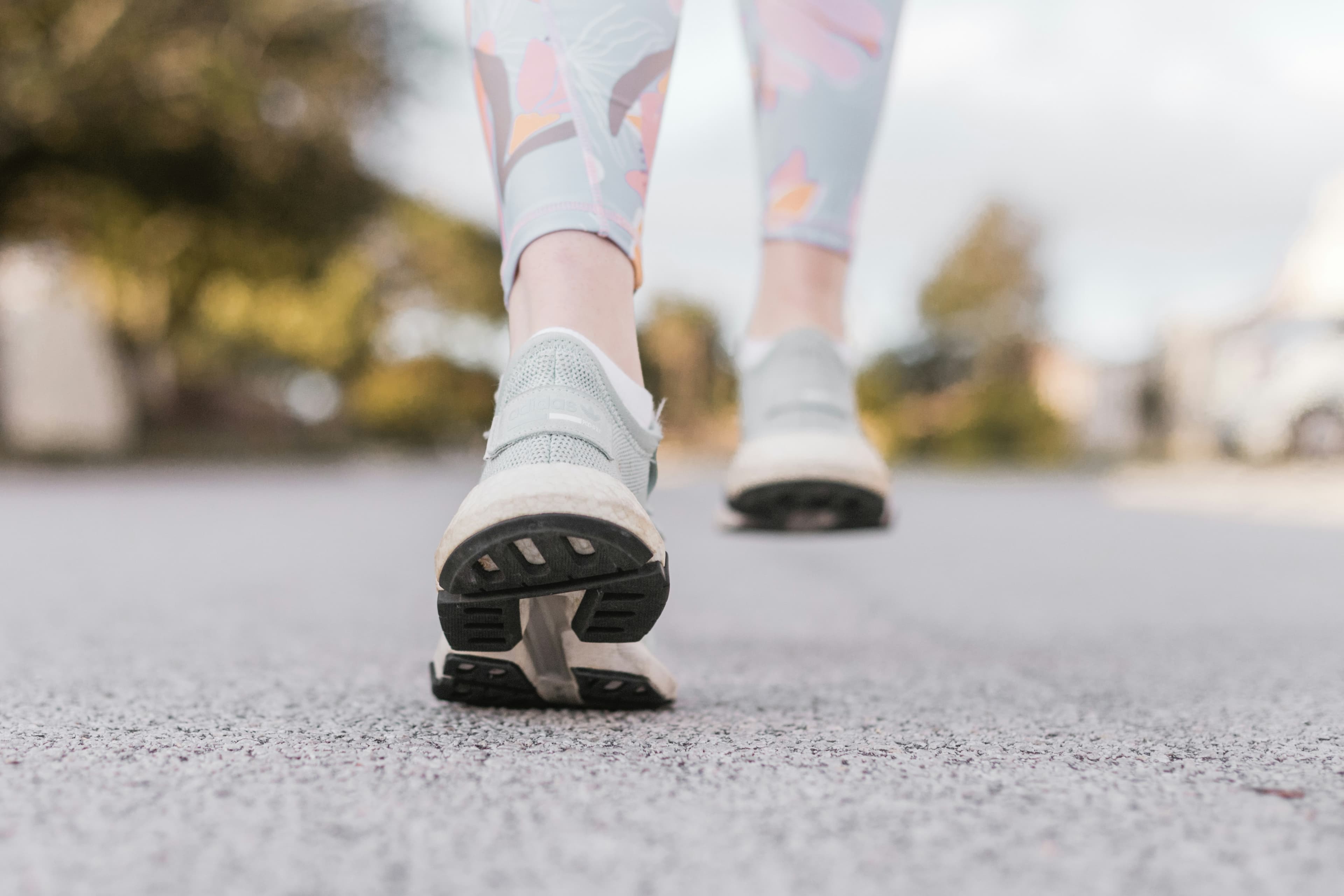 Athletic shoe with Axiostride smart insole